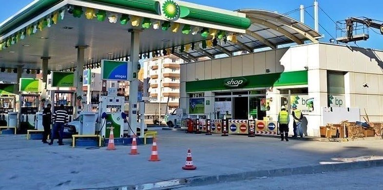 BP будет выдавать бензин на автозаправочных станциях Великобритании по мере сокращения поставок