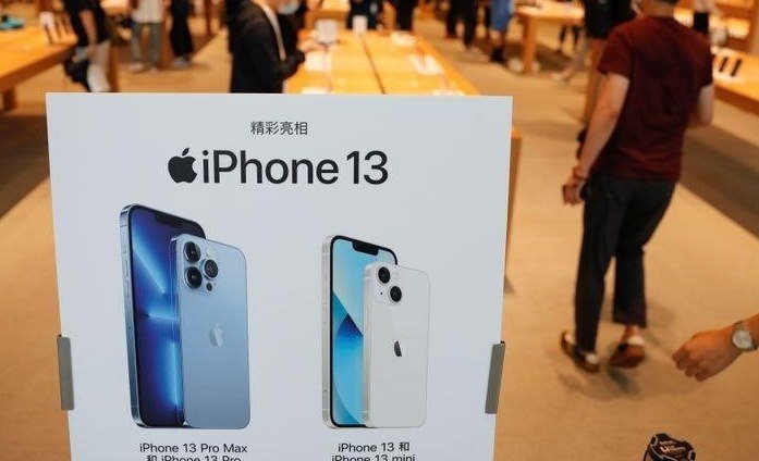 Apple готовится сократить производство iPhone из-за кризиса чипов: Bloomberg News