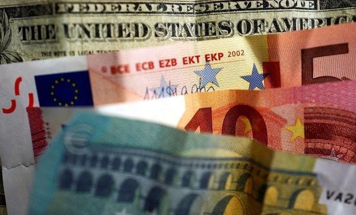 Доллар отступает от 13-месячных максимумов перед данными по ИПЦ