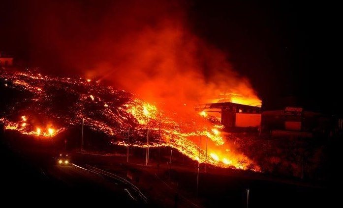 Лава продолжает продвигаться на Ла-Пальме, поглощая все больше домов и земли