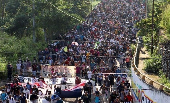 Новый караван мигрантов в Мексике преодолевает блокаду и направляется на север