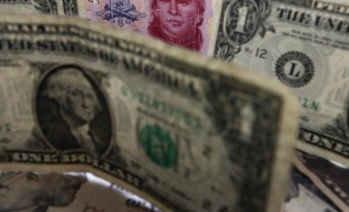 Мексиканский песо снижает потери после заключения соглашения о потолке госдолга США