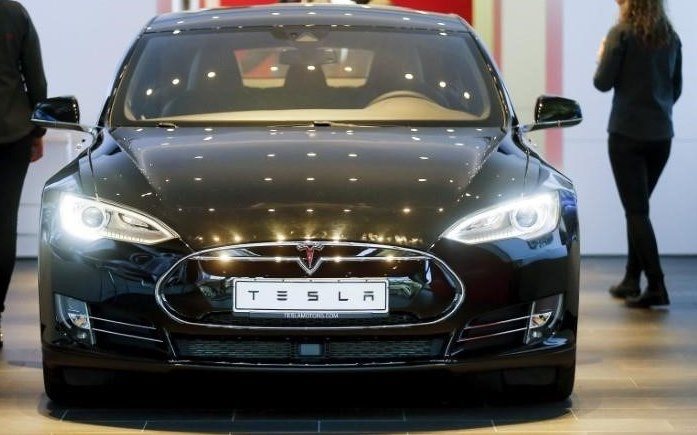 Tesla по рекордной цене: поднимается до $1 019, после взлета на 12%.