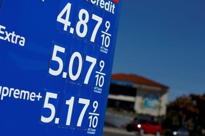 Байден должен использовать запасы нефти для снижения цен на газ: Шумер