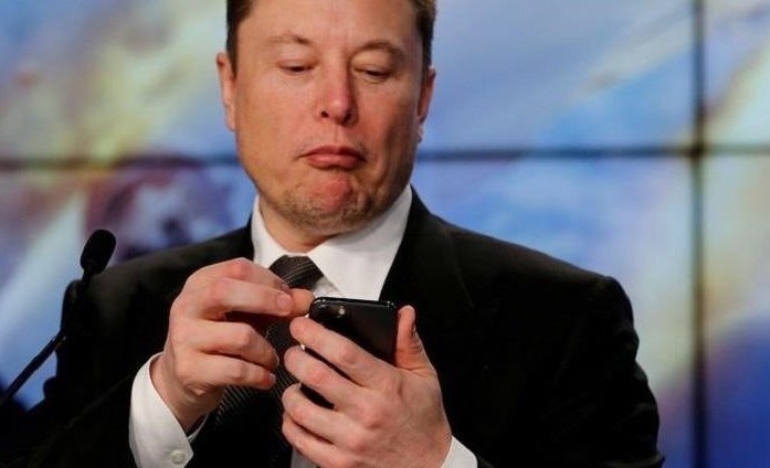 Элон Маск штурмует Twitter: "Продаю ли я 10% своих акций Tesla?