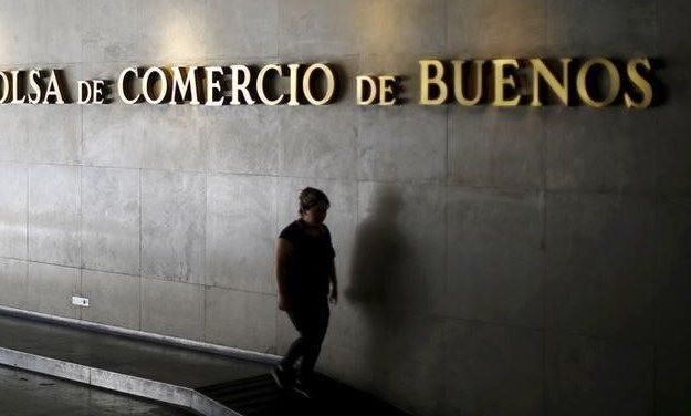 Фондовая биржа Буэнос-Айреса закрылась с падением на 2,24 %