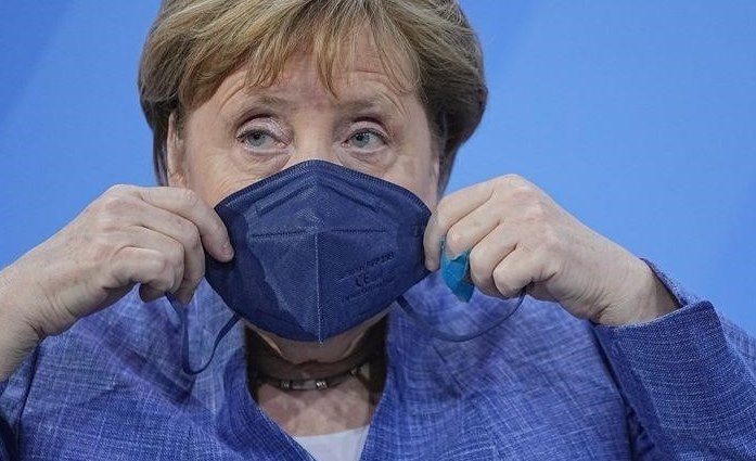 Меркель призывает невакцинированных передумать; уровень заболеваемости COVID достиг рекордного уровня