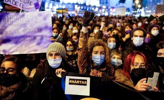 Тысячи демонстрантов выступают в Испании за прекращение насилия в отношении женщин