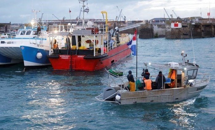 Французские рыбаки блокируют порт Кале из-за спора о лицензиях на рыбную ловлю