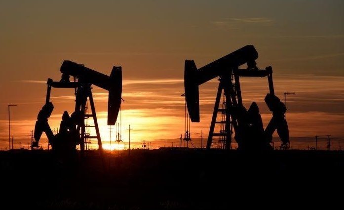 Сырая нефть растет, несмотря на сильный доллар