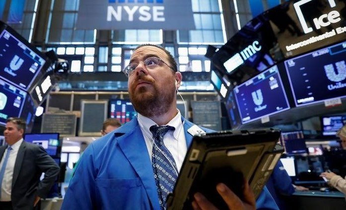 S&P 500 снижается: потребительские расходы на дискреционные товары падают, пострадав от Tesla