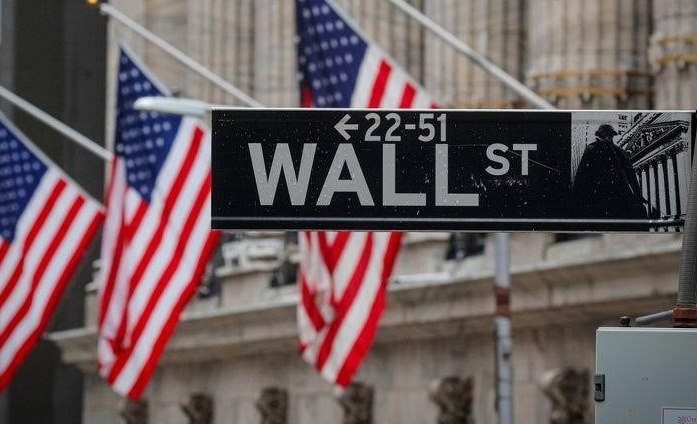 Уолл-стрит падает под влиянием акций розничной торговли и технологических компаний