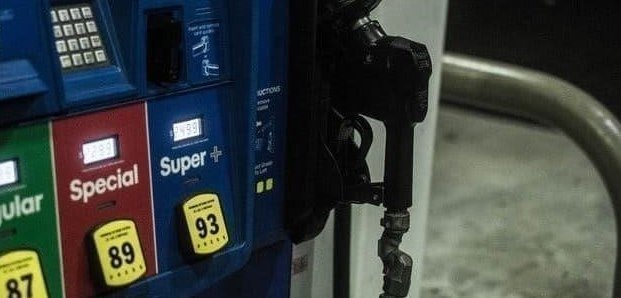 Цены на бензин и сырую нефть в США снижаются перед праздниками