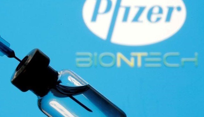 BioNTech и Pfizer утверждают, что три дозы их вакцины нейтрализуют омикрон