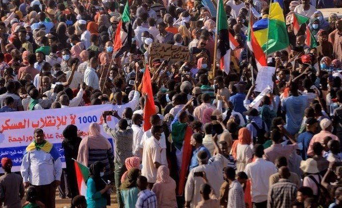 Сотни тысяч маршируют к президентскому дворцу Судана в знак протеста против переворота