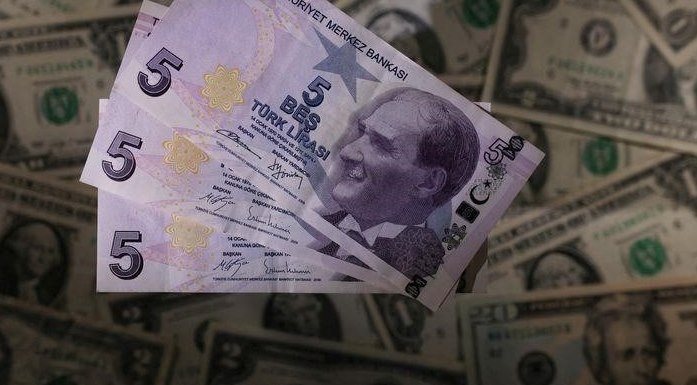 Турецкая лира достигает нового минимума в преддверии решения по процентной ставке