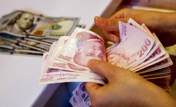 Турецкая лира падает почти на 8% после усиления государственного вмешательства