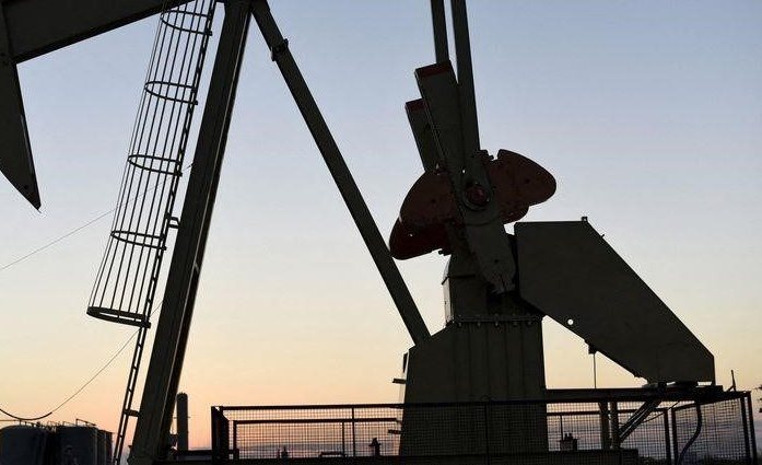 Цены на сырую нефть растут на фоне снижения запасов и несмотря на опасения по поводу омикрона
