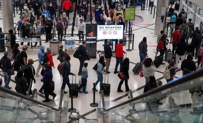 Омикрон отмечает рождественские выходные; тысячи рейсов отменены по всему миру