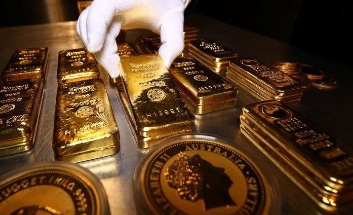 Золото укрепляет позиции на фоне неопределенности в отношении омикрона