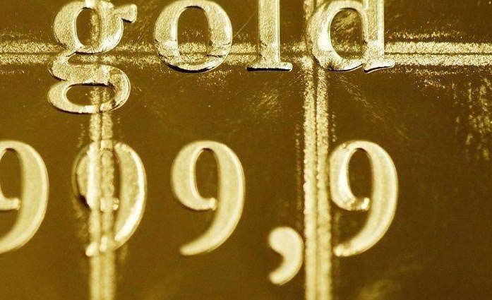 Золото держится вблизи отметки 1 800 долларов