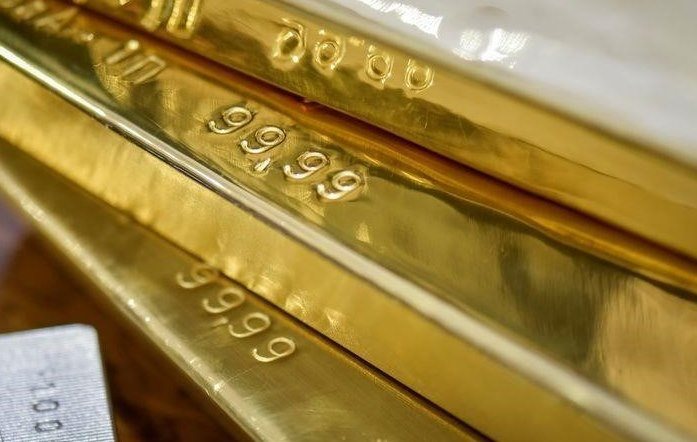 Золото растет на фоне неопределенности в связи с ростом числа случаев заболевания коронавирусом