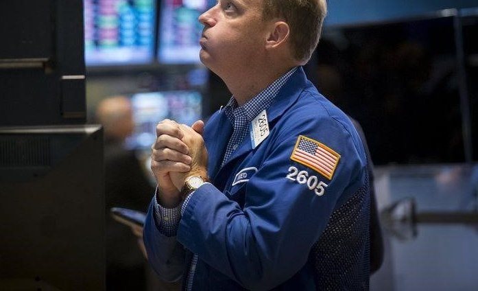 S&P 500 снижается: акции технологических компаний падают в преддверии заседания ФРС