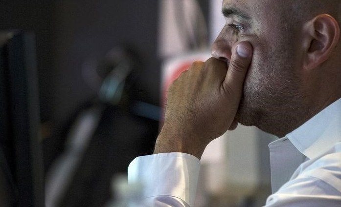 Nikkei теряет 2 % в середине сессии на опасениях по поводу Украины и ФРС