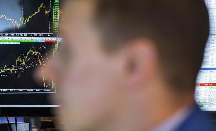 Nikkei поднимается на 2,1% в середине сессии на охоте за выгодными сделками