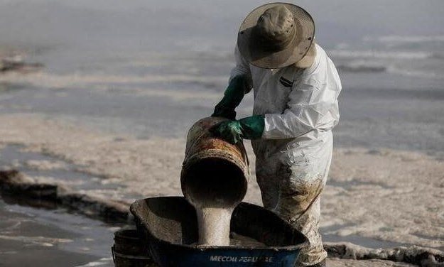 Рыбаки говорят, что "пахнет смертью" после разлива нефти в Перу; Repsol рассчитывает завершить очистку в феврале