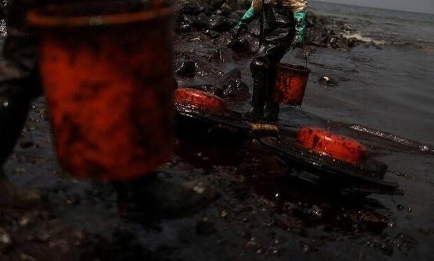 Перуанское правительство и Repsol повысили оценку разлива нефти; руководителям компании запрещено покидать страну