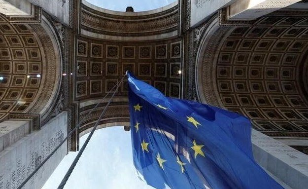 Французские ультраправые требуют убрать флаг ЕС с Триумфальной арки