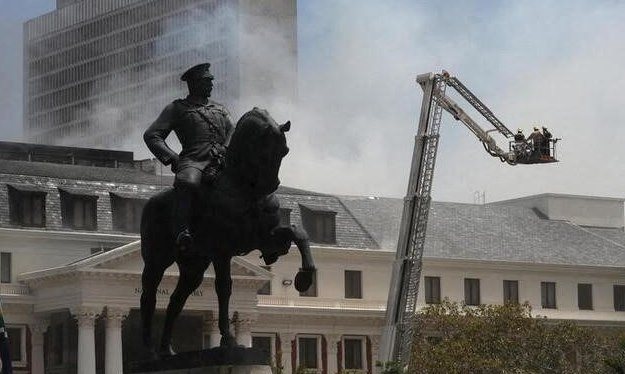 Пожарные борются с огнем в здании парламента ЮАР в Кейптауне.