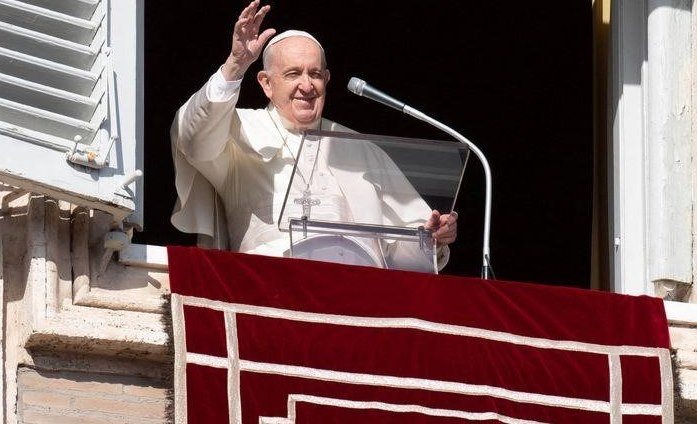 Папа наделяет женщин священническим саном, формализуя признание их роли