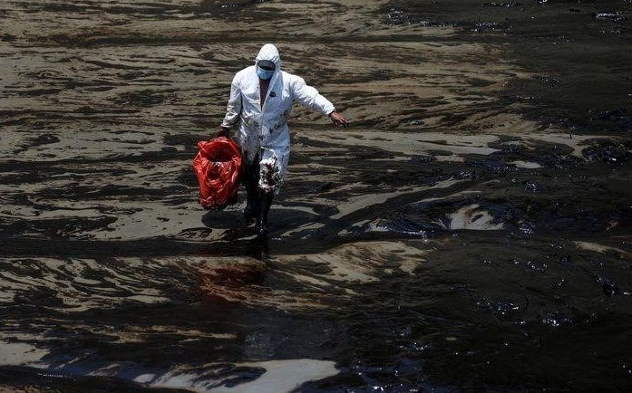 В Перу объявлена чрезвычайная климатическая ситуация, власти пытаются локализовать разлив нефти