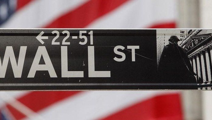 Wall St. закрывается с понижением, поскольку чиновники ФРС подчеркивают необходимость повышения ставок