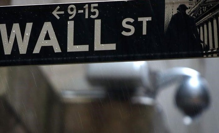 Уолл-стрит снижается на фоне падения банковского и розничного секторов; Dow падает на 280 пунктов