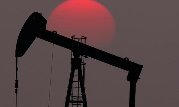 Нефть стабилизируется на уровне $90 за баррель; прогноз по Ирану усиливает давление