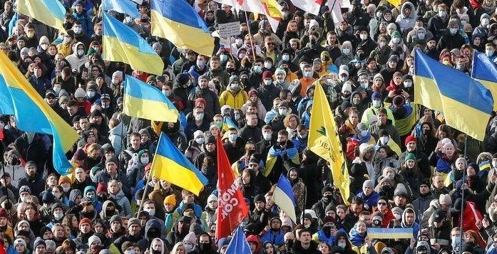 Тысячи людей вышли на марш в Киеве, чтобы продемонстрировать единство против российской угрозы