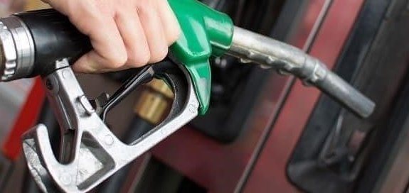 Цены на бензин - серьезная проблема для большинства американцев: Опрос