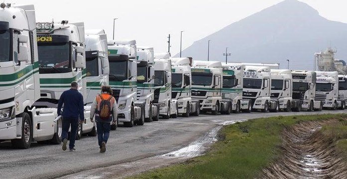 Испанская транспортная забастовка затрагивает продовольственный сектор