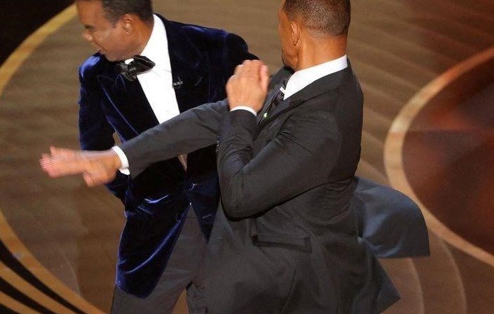 Уилл Смит на сцене церемонии вручения премии "Оскар" оскорбляет Криса Рока