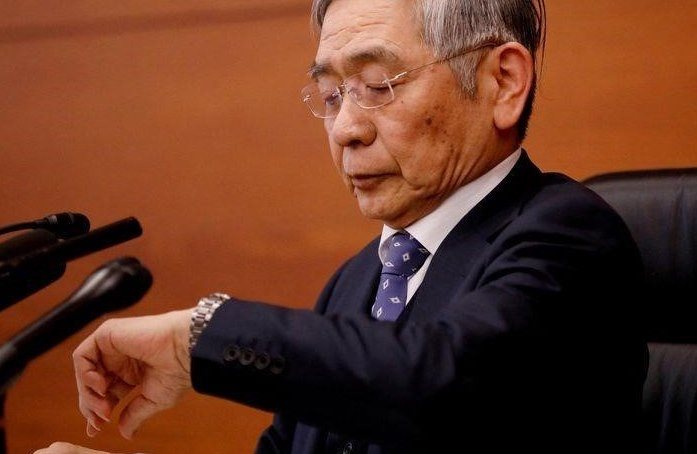 Банк Японии понижает прогноз, предупреждает о рисках, связанных с войной в Украине