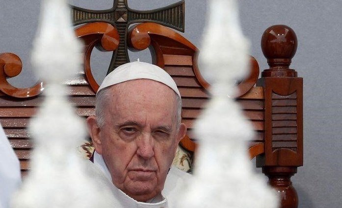 Папа Римский борется с болью в ноге во время поездки на Мальту и защищает мигрантов