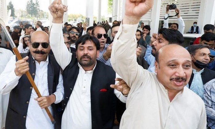 Премьер-министр Хан уклоняется от импичмента, пакистанская оппозиция обещает дать отпор