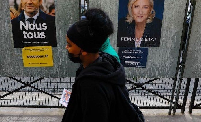 Макрон и Ле Пен идут к напряженному второму туру выборов во Франции